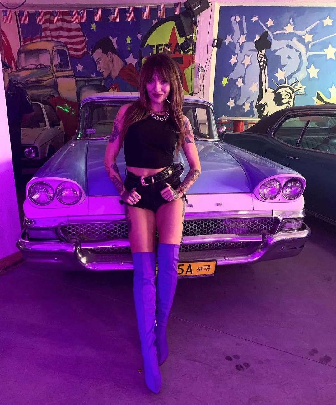 Urocza gwiazdeczka disco polo odsłoniła ciało! Jej długie nogi przyprawiają o zawrót głowy! 